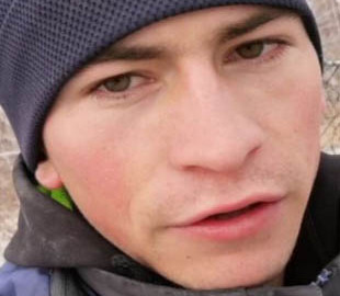 Курьез: Россиянин ежедневно взбирается на березу, чтобы учиться на дистанционке