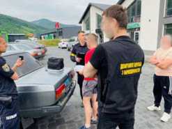 Прикарпатські поліцейські затримали кур`єра, який отримав посилку з наркотиками вартістю понад 100 тисяч