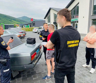 Прикарпатські поліцейські затримали кур`єра, який отримав посилку з наркотиками вартістю понад 100 тисяч