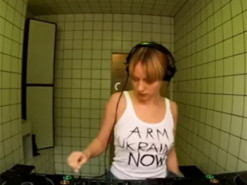 Американська діджейка назвала Росію державою-терористом та спалила портрет Путіна у прямому ефірі