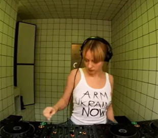 Американська діджейка назвала Росію державою-терористом та спалила портрет Путіна у прямому ефірі