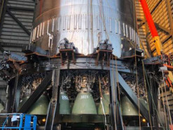 Перед первым запуском: Илон Маск показал, как выглядит ракета Super Heavy с установленными двигателями (Фото)