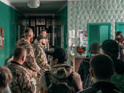 Коля Сєрга у Куп'янську виконав пісню для жінки, яка втратила ногу: "Доспівати було страшенно важко"