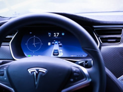 В автопилоте Tesla обнаружена уязвимость, позволяющая разгоняться до предельной скорости