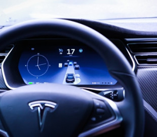 В автопилоте Tesla обнаружена уязвимость, позволяющая разгоняться до предельной скорости