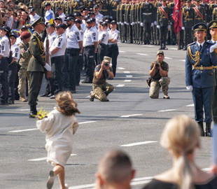 Выбежала к военным с букетом: фото девочки на параде в Киеве стало "вирусным"