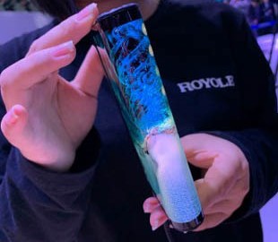 Представлен первый в мире сгибаемый смартфон