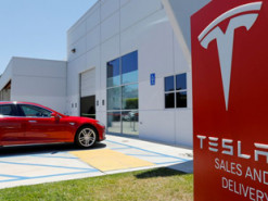 Tesla повышает цены на электромобили в США, сдерживая их в Китае