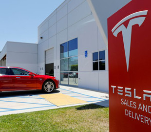 Tesla повышает цены на электромобили в США, сдерживая их в Китае