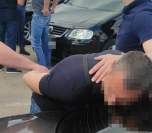 “Закрив очі” на $200 тис.: митник пропускав авто через кордон без декларування валюти