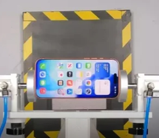 Краш-тест iPhone 17 Pro Max та Galaxy S26 Ultra: хто витримав падіння краще