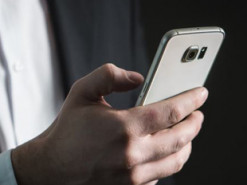 Ученые раскрыли неожиданную правду о ночном режиме работы смартфона