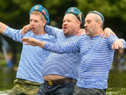 Росіяни привітали своїх десантників листівкою із фото українських військових (фото)