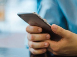 Поставки дорогих смартфонов упали из-за Apple