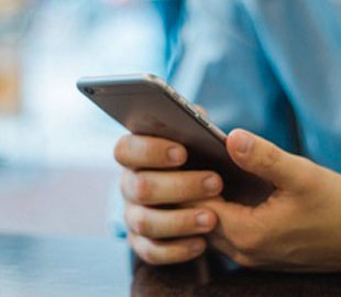 Поставки дорогих смартфонов упали из-за Apple