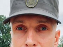 У Києві чоловік співає дифірамби Путіну і слізно просить припинити "братовбивчий конфлікт"