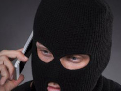 Жінка хотіла продати одяг, а втратила 8 тисяч гривень