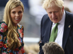 Борис Джонсон із дружиною Керрі відпочивають у Греції: подружжя сфотографували в супермаркеті