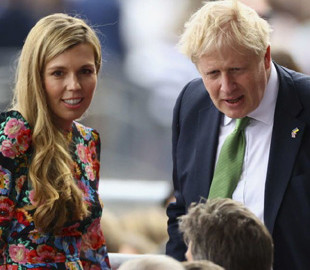 Борис Джонсон із дружиною Керрі відпочивають у Греції: подружжя сфотографували в супермаркеті