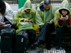 По владельцам устройств Apple нанесли двойной удар