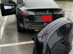 Бампер Tesla Model 3 отвалился во время езды