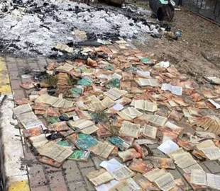 Оккупанты сожгли в Ирпене тысячи Библий: сети шокировало фото