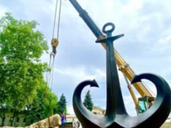 В центре Одессы демонтировали защитное укрепление против оккупантов (фото)