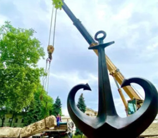 В центре Одессы демонтировали защитное укрепление против оккупантов (фото)