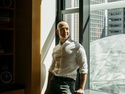 Основатель Amazon "выходит из тени"