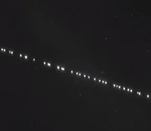 Житель Нидерландов заснял передвижение спутников Starlink в ночном небе