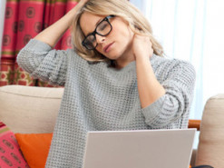 Невролог рассказал, как избежать синдрома «компьютерной шеи»