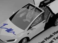 Игрушечную Tesla Model X с автографом Маска продадут на аукционе за криптовалюту