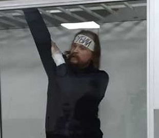 Натягнув на голову пов'язку і кидався милом у суддів: луцькому терористу Кривошу оголосили вирок