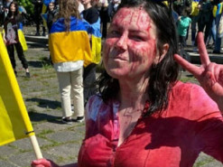 Россияне угрожают расправой журналистке, облившей "кровью" посла РФ в Варшаве