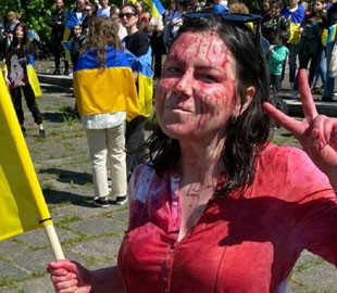 Россияне угрожают расправой журналистке, облившей "кровью" посла РФ в Варшаве