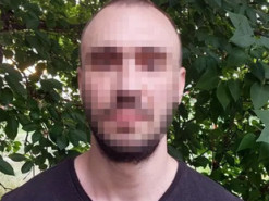 В Киеве рецидивист из-за зарядного устройства ударил мужчину ножом, а его друга вилкой