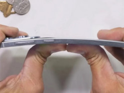 Найтонший смартфон Samsung погнули, подряпали та підпалили: наскільки він міцний