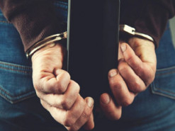 В Киеве грабитель зашел в магазин и на глазах продавщицы украл мобильный телефон