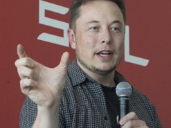 Илон Маск попросил завалить его нелепыми мемами