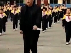 Директор школы придумал оригинальный способ отвлечь детей от гаджетов