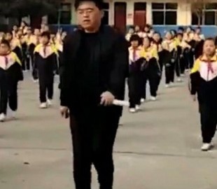 Директор школы придумал оригинальный способ отвлечь детей от гаджетов