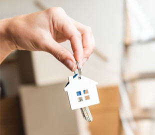 Наживалася на переселенцях: в Одесі затримали квартирну шахрайку