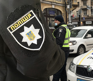 Чи може поліцейський фіксувати порушення ПДР на власний мобільний телефон