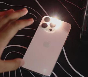 Як увімкнути і вимкнути ліхтарик на айфоні, не торкаючись телефону