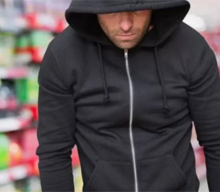 Угрожал продавцу ножом: в Днепре неизвестный «обчистил» магазин