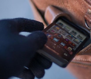 В Киеве грабитель на улице забрал у девушки мобильный телефон