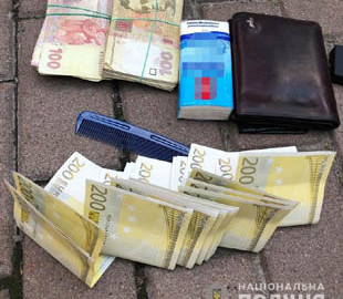 В Киеве мошенники меняют валюту на сувенирные деньги