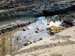 В России дорожники засыпали яму только после создания ее профиля в Twitter