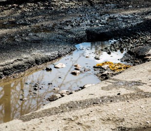 В России дорожники засыпали яму только после создания ее профиля в Twitter