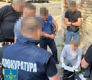 Ухилянт ставав "волонтером": у Львові "благодійник" за 2 тис. доларів відправляв чоловіків за кордон